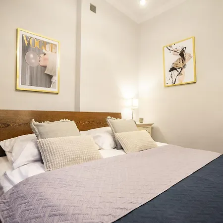 Old Town Heart Ii - New Town Square - Just Renovated! Apartament