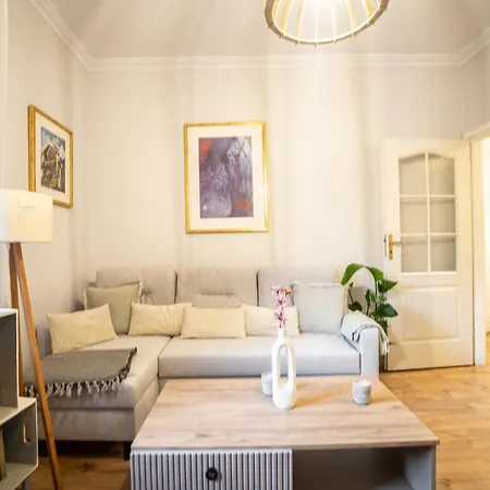 Old Town Heart Ii - New Town Square - Just Renovated! Apartman *